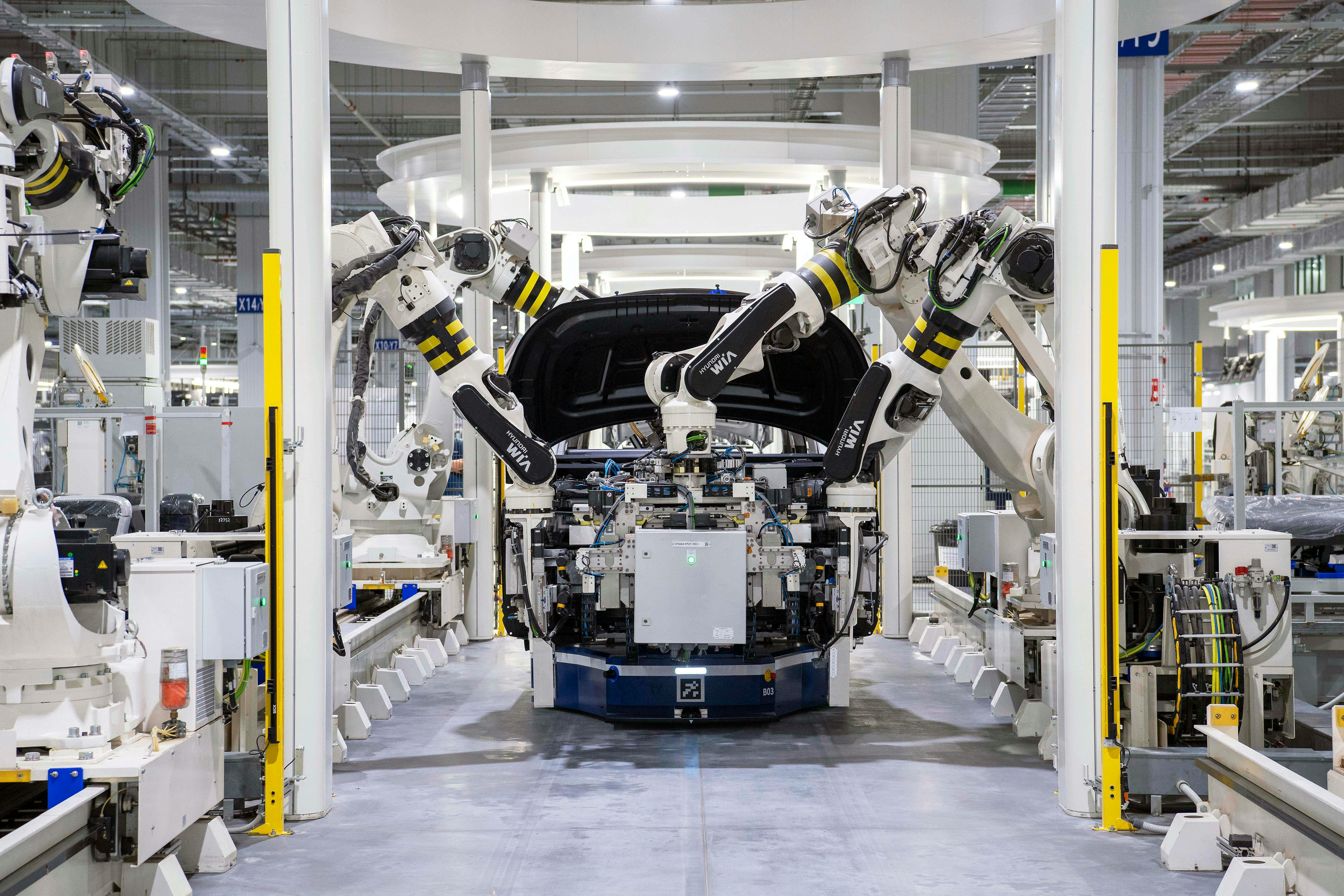 Ligne d'assemblage automobile avec robots industriels